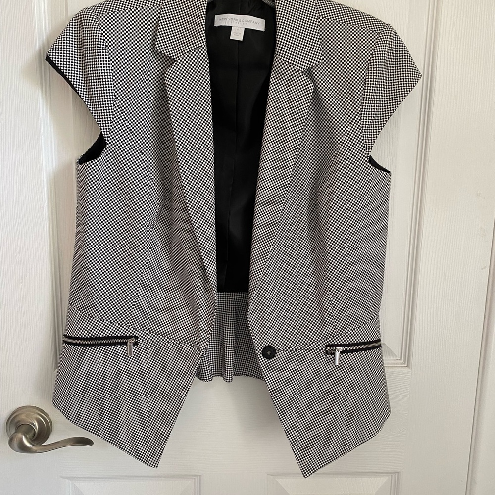 New York and company Women's Black and White Sleeveless Jacket